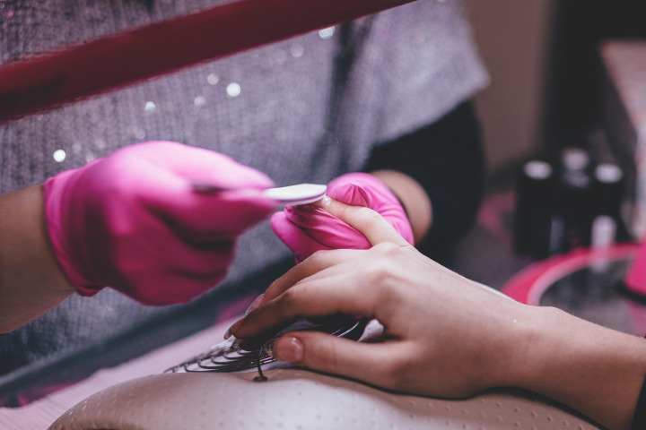 cliente heureuse manucure